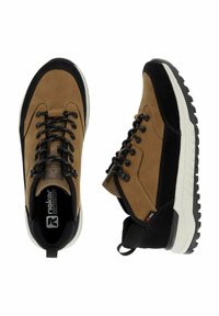 Chaussures en daim marron et nubuck noir avec semelles épaisses, présentant des lacets et des œillets noirs. Logo imprimé à l'intérieur et petite languette au talon.