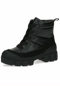Botas negras hasta el tobillo con un diseño acolchado, parte superior sintética brillante, lados texturizados y una suela gruesa y resistente. Incluyen cordones negros y una tira de agarre.