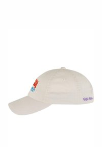 Căciulă de baseball din bumbac bej cu o margine curbată, având broderie multicoloră cu "liber" și "Pita Pie..." pe față și pe lateral.