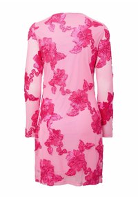 Vestido rosa de encaje floral con mangas largas, que presenta patrones florales bordados en relieve en un tono rosa más oscuro, tejido semitransparente y corte recto.