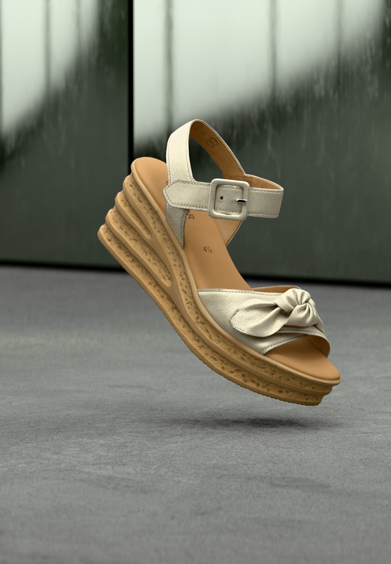 Μπεζ πλατφόρμα με φιάπα και κόμπο στο μπροστινό μέρος, ρυθμιζόμενο λουράκι στον αστράγαλο, υφή στη σόλα και επίπεδα στην πλατφόρμα για επιπλέον ύψος.