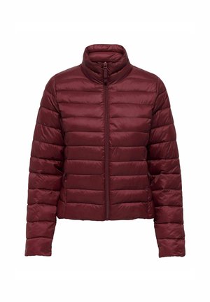 Chaqueta acolchada burdeos con cuello alto, que presenta secciones acolchadas horizontales, cierre de cremallera y un corte corto. Material liso y ligero.