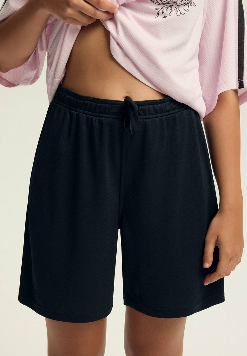 Czarne sportowe szorty wykonane z teksturowanej tkaniny, z elastycznym paskiem w talii i regulowanym sznurkiem. Zakończenia wykończone, długość do połowy uda.