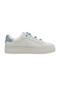Weiße Ledersneaker mit einer glatten Oberfläche, hellblauen Akzenten und metallischen Beschlägen. Dicke weiße Sohle mit strukturiertem Grip.