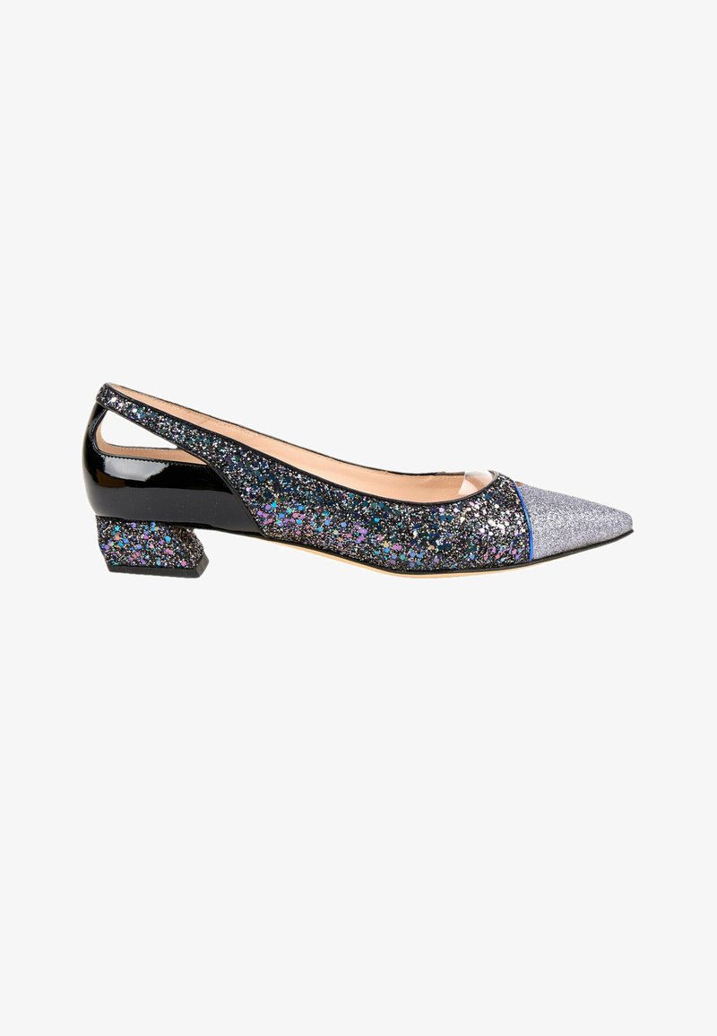 Chaussure slingback noire pailletée avec un petit talon bloc et un bout pointu argenté pailleté, vue de l'intérieur sur fond blanc.