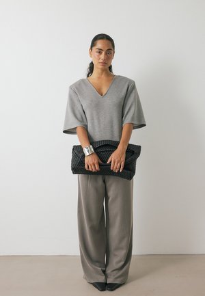 NA-KD SHARP SHOULDER - Lihtne T-särk - grey