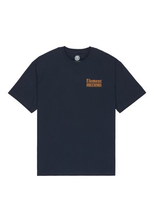 Marineblauwe katoenen t-shirt met een ronde hals, met op de voorkant oranje rechthoekige bedrukte tekst "Element" en "DOING IT ANYWAYS".