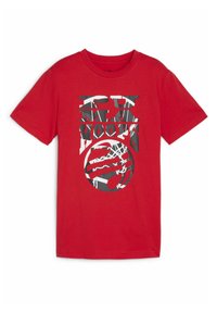 Camiseta de algodón roja con un diseño gráfico gris que presenta letras texturizadas y un logo circular. Manga corta y escote redondo.