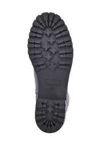 Suela de goma con un patrón de relieve profundo; presenta tacos en forma de cruz para tracción; bordes suaves, color gris con etiqueta de tamaño impresa.