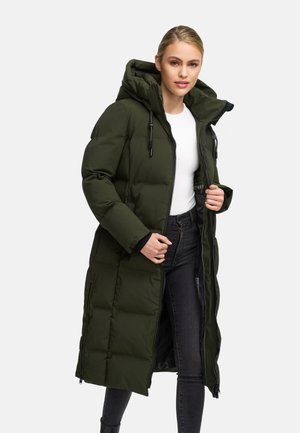 Manteau rembourré long, léger, de couleur vert foncé, avec capuche, fermeture éclair et poches latérales. Présente un design matelassé pour l'isolation.