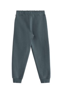 Tmavě šedé tepláky s elastickým pasem a žebrovanými manžetami, zobrazené na bílém pozadí.