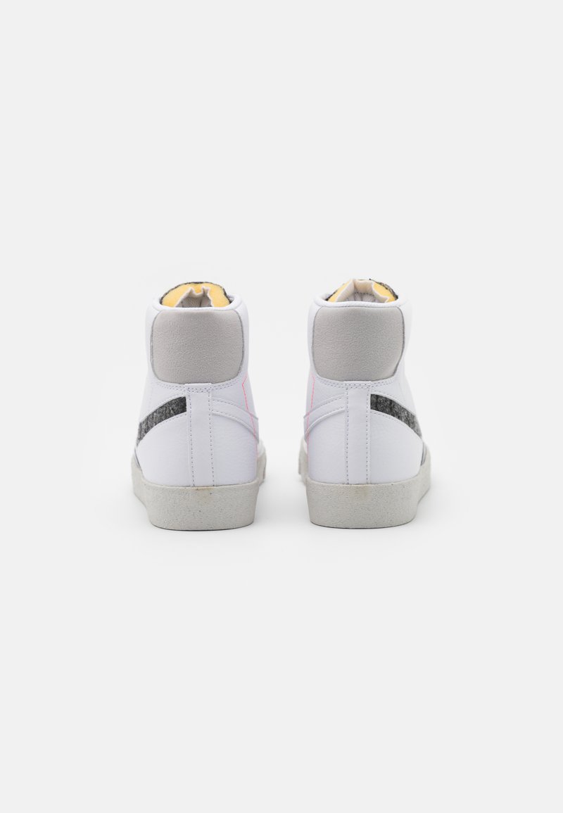 Damen Sneaker low | Nike Sportswear BLAZER MID '77 UNISEX Sneaker high white/light smoke grey/bright crimson/weiß - VL55465 Damen Sneaker low | Nike Sportswear BLAZER MID '77 UNISEX Sneaker high white/light smoke grey/bright crimson/weiß - VL55465