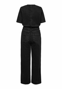 Čierna deninová kombinéza s krátkymi rukávmi, širokými nohavicami a priliehavým pásom. Obsahuje zips na chrbte a dve zadné vrecká. Hladká textúra.