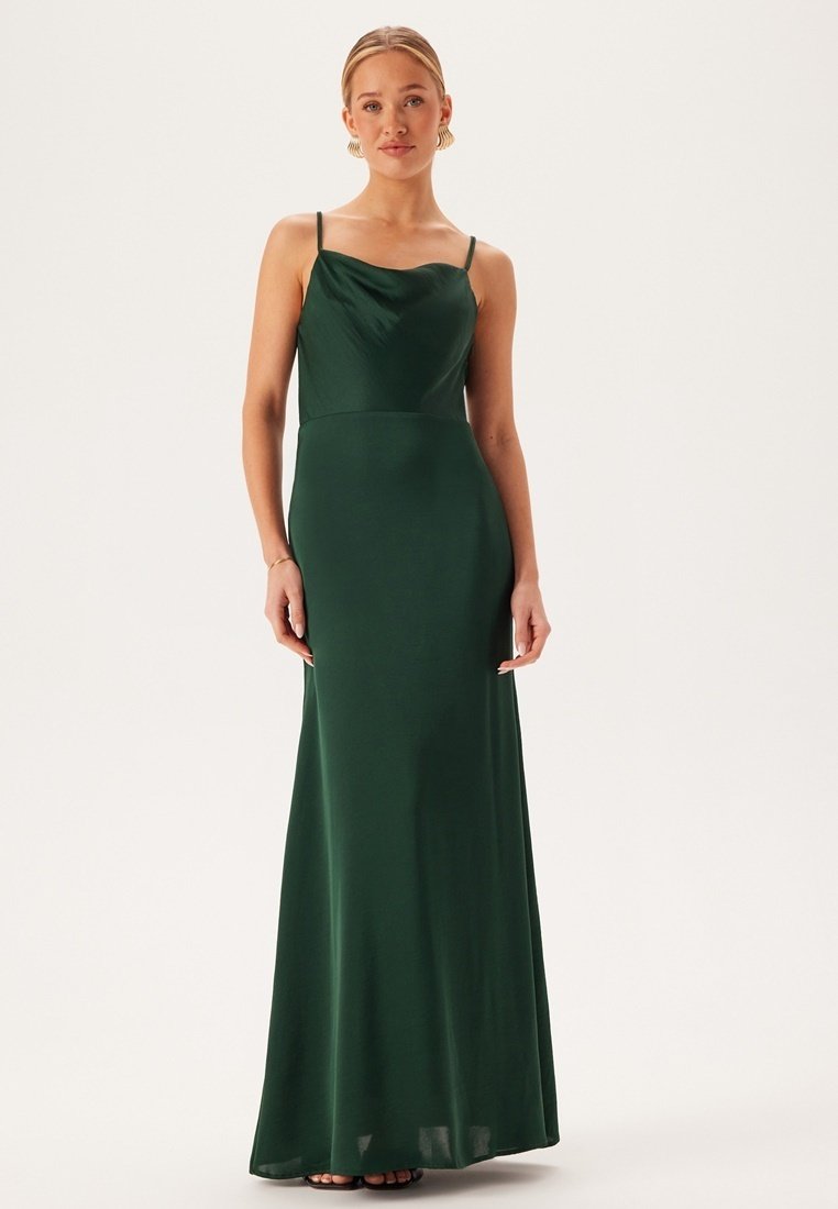 Dlouhé, přiléhavé zelené saténové šaty s tenkými ramínky, výstřihem do cowl a hladkým povrchem. Délka až na zem, s minimálními detaily a elegantní siluetou.