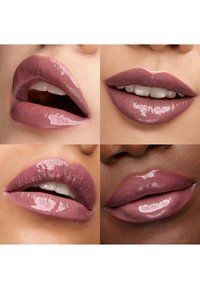 Quattro primi piani di labbra diverse che indossano un rossetto lucido malva in diverse posizioni leggermente aperte e chiuse.