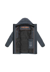 Siva izolirana jakna s kapuco, ki ima oranžne poudarke, več notranjih žepov in oznako logotipa na notranji podlogi.