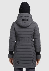 Grå vadderad vinterjacka med huva, som har horisontell quiltning, ribbade ärmslut, logotyp på ryggen och justerbar passform vid midjan.