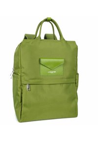 Zaino in tessuto verde con due spallacci, maniglia superiore, tasca frontale e chiusura con zip elegante. Presenta una texture liscia e un design minimalista.