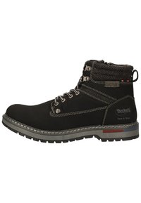 Botines negros con un cuello acolchado, ojales de metal y costuras en contraste. Suela de goma con un acento colorido en el tacón.