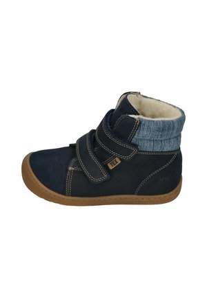 Dunkelblaue Knöchelstiefel aus Wildleder mit einem weichen Innenfutter. Verfügt über zwei verstellbare Klettverschlüsse und eine strukturierten Gummisohle.