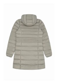Abrigo largo tipo puffer de color gris claro con capucha. Presenta acolchado horizontal, puños elásticos y una textura suave y brillante.