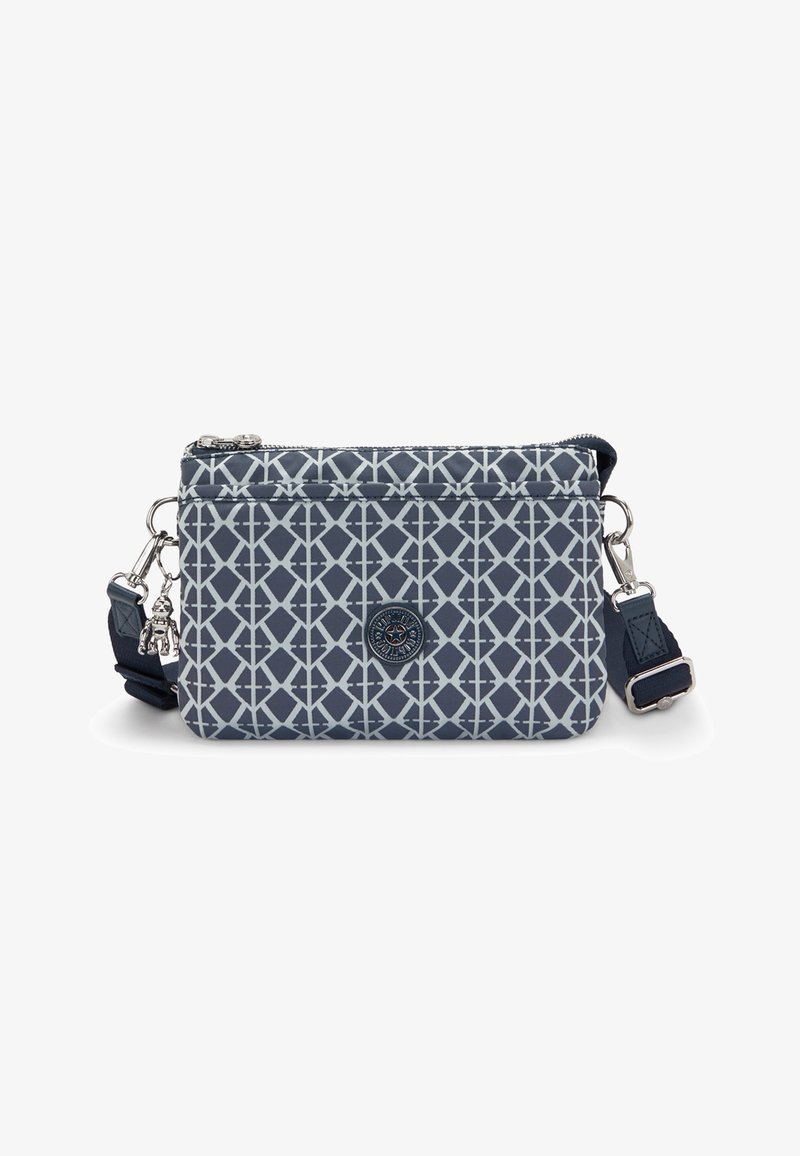 Pequeño bolso cruzado de color azul marino con un patrón geométrico de diamantes blancos, bolsillo delantero con cremallera, correa ajustable y charm de llavero metálico adjunto.