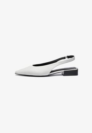 Valkoiset nahkaiset slingback-kengät, joissa on teräväkärkinen varvassuoja, avoin kantapää ja matala musta lohkokorko, tyylikäs ja minimalistinen ilme.