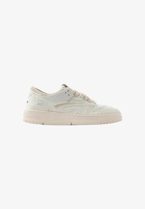 Sneaker casual basso in tessuto bianco sporco con suola strutturata, colletto imbottito, allacciatura frontale e logo ricamato discreto su lato e tallone.