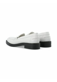 Scarpe slip-on in pelle bianca con finitura liscia, punta leggermente arrotondata e tacco in gomma nera. Cuciture decorative lungo i lati.