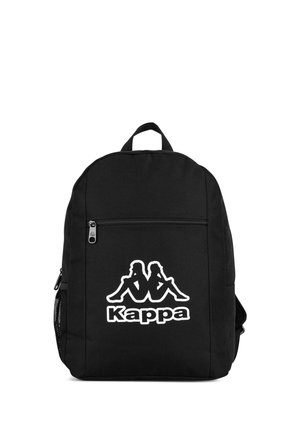 Schwarzer Rucksack mit einer vorderen Reißverschlusstasche, seitlicher Netzfach und weißem Kappa-Logo mit zwei Rücken-an-Rücken sitzenden Figuren.