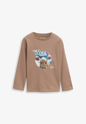 Bruine langemouwen shirt met een cirkelvormige graphic van een koe die een zonnebril draagt, met de tekst "Houd het koel" en "Leuke tijd" op de voorkant.