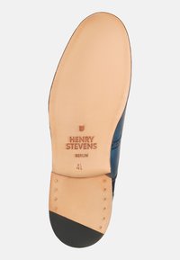 Beiger Ledersohlen mit schwarzem Gummiabsatz. Eingravierter Text lautet "HENRY STEVENS BERLIN 4 ½." Verfügt über kleine Nagelakzente.