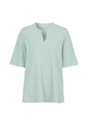 Jasnozielona bluzka z krótkim rękawem, wykonana z teksturowanej tkaniny, z okrągłym dekoltem i małym przednim rozcięciem.