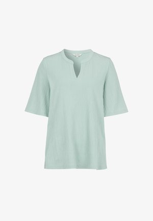 Vaaleanvihreä lyhythihainen pusero, jossa on teksturoitu kangas ja pyöreä pääntie, jossa pieni etuviilto.