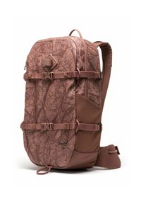 Un sac à dos marron avec un motif de branches d'arbre, des bretelles réglables, une poche latérale et un panneau texturé. Tissu durable pour une utilisation en extérieur.