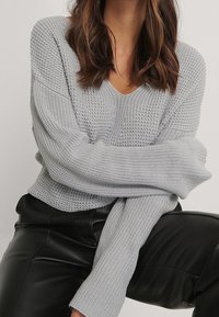 NA-KD Neule - grey