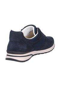 Baskets en daim navy avec des accents en mesh, un col rembourré et une semelle intermédiaire blanche avec des rayures noires. Texturé, avec une semelle extérieure en caoutchouc durable.