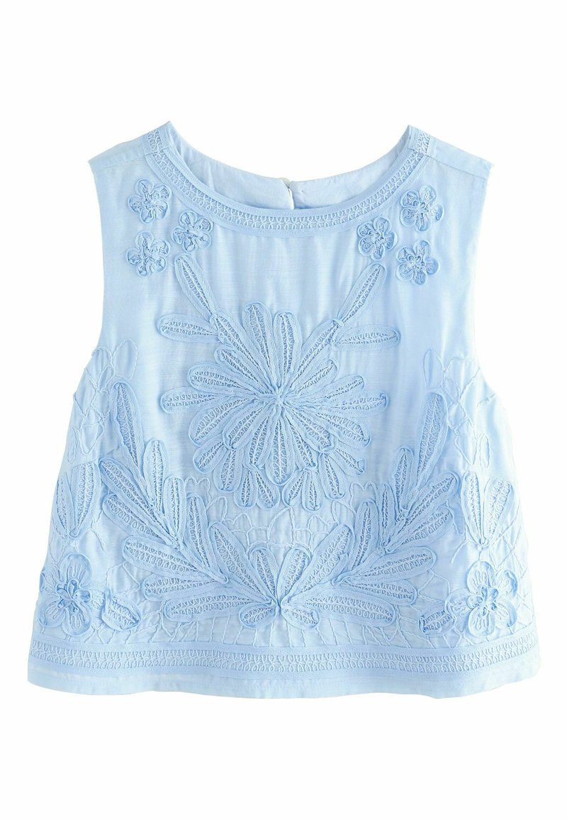 Haut bleu clair sans manches avec une broderie florale complexe, un col arrondi et une fermeture à boutons au dos. Tissu doux et texturé.