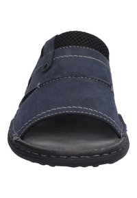 Sandal in blu navy realizzato in pelle testurizzata, con dettagli in rete e cuciture in evidenza, suola piatta nera e una fascia regolabile.