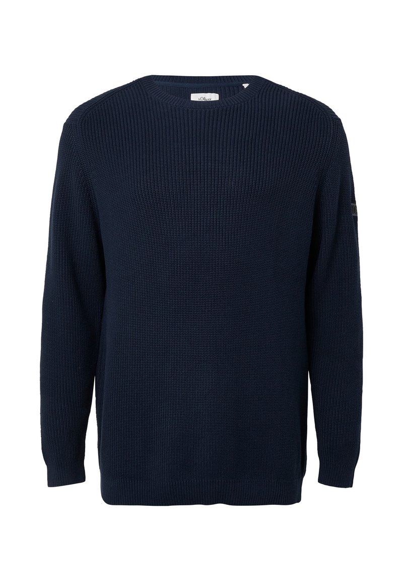 Navyblauwe gebreide trui met een ronde hals, lange mouwen en geribde manchetten. Heeft een gestructureerde stof en een subtiel logo op de mouw.