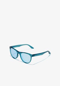 Un par de gafas de sol teal con forma de ojo de gato, montura transparente y lentes espejados. El diseño texturizado de las patillas añade detalle.