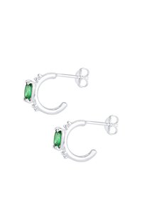 Pendientes de aro de plata con piedras preciosas de corte marquesa en verde y piedras de acento transparentes, que muestran un acabado metálico suave y un diseño redondeado.