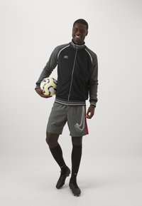 Umbro MONOGRAM ANTHEM JACKET - Treniņjaka - black/iron gate