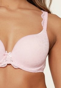 Roze gewatteerde beha met een subtiele luipaardprint, kant afgewerkte schouderbanden en een strikdetail aan de voorkant.