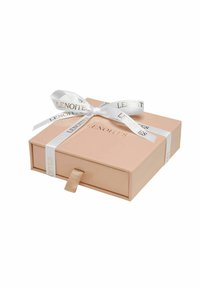 Caja de regalo rosa con acabado brillante, cerrada con una cinta blanca que presenta texto dorado. Incluye una pestaña para un fácil apertura.