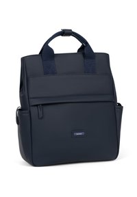 Donkerblauwe rugzak gemaakt van soepel materiaal met dubbele handgrepen aan de bovenkant, een voorvak, een zijzak en een subtiele logopaneel.