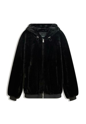 Veste noire à capuche en tissu pelucheux, avec fermeture éclair sur le devant, capuche à cordon de serrage et poignets et ourlet côtelés, sur fond blanc.