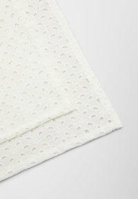 s.Oliver MIT LOCHSTICKEREI - Écharpe - ecru