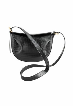 Sort crossbody taske med tekstureret krokodillemønstret læder og guldfarvet hardware på justerbar rem.
