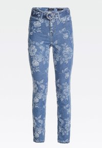 Jeans de mezclilla azul con patrón floral y cintura alta, con una hebilla redonda parecida a una perla y un diseño ajustado.